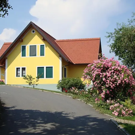 Weingut Winzerhof Gaestezimmer Grebenz בית חווה